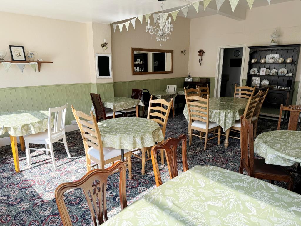 Lot: 102 - FREEHOLD GUEST HOUSE WITH 11 GUEST ROOMS AND SEPARATE OWNER'S ACCOMODATION - Dining area with tables and chairs